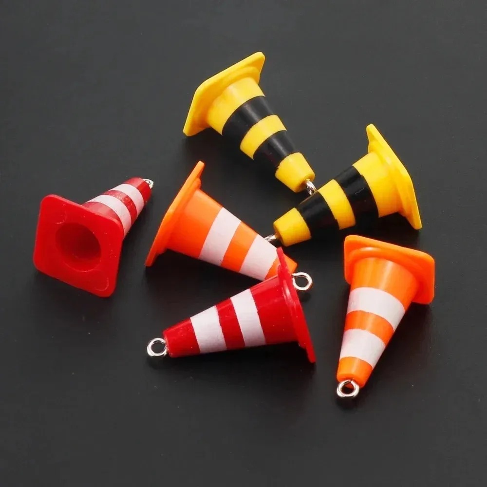 Road Traffic Cone - 10個入り 面白いシミュレーショントラフィックコーン ロードブロックチャーム 小さな道路標識ペンダント DIYジュエリー製作パーツ